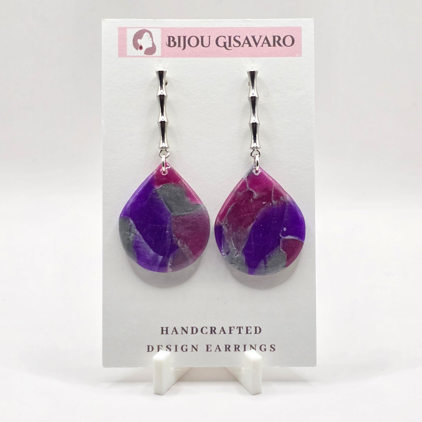 De Amethyst Elegance Statement Oorbellen zijn handgemaakte oorbellen in een elegante combinatie van dieppaars, fuchsia en zilvergrijs. Het gemarmerde kleurpatroon maakt iedere oorbel uniek en geeft het ontwerp een luxueuze uitstraling.
De druppelvormige hanger wordt gecombineerd met een langwerpige zilverkleurige steker, waardoor de oorbellen een verfijnde en moderne look krijgen. Met 3,2 gram per oorbel zijn ze bovendien comfortabel om te dragen.
Details
Handgemaakt
Kleur: paars, fuchsia & zilvergrijs
G