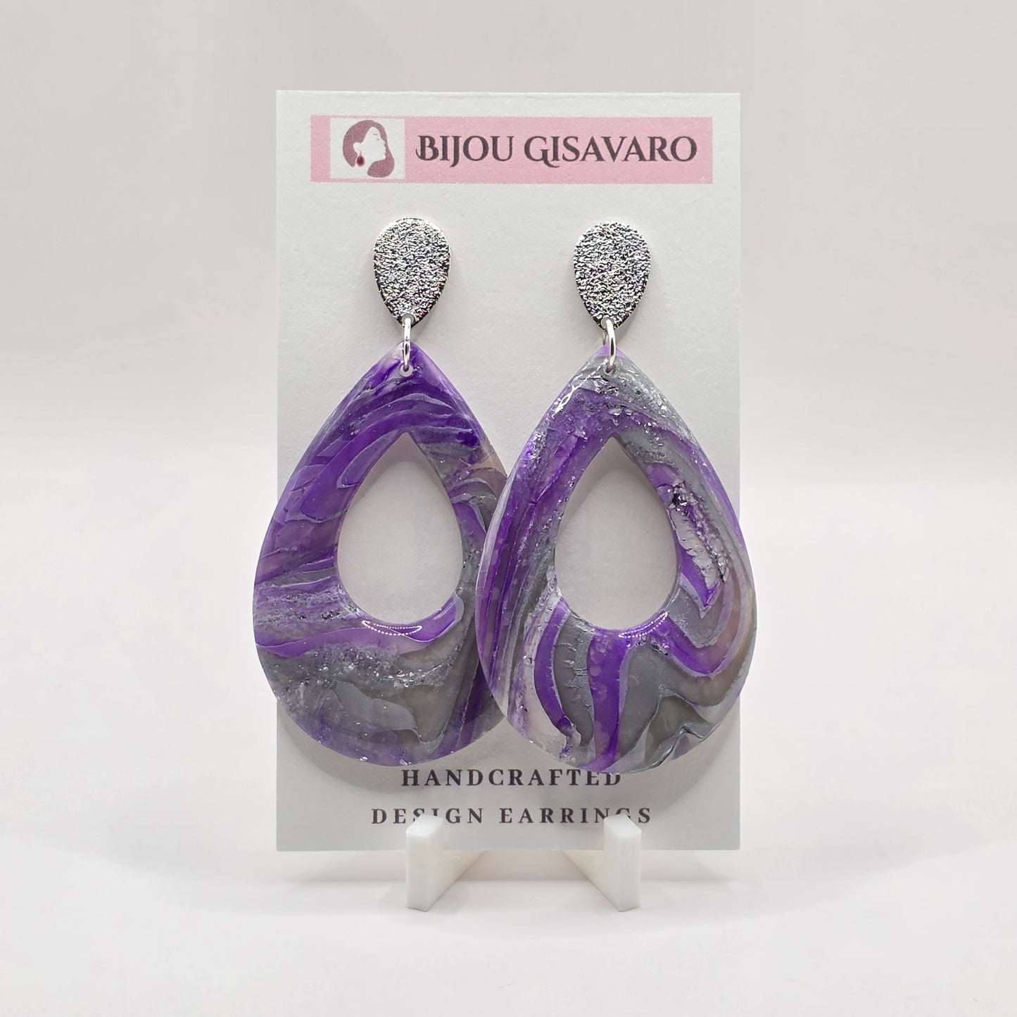 De Amethyst Silver Statement Oorbellen zijn handgemaakte blikvangers met een prachtige combinatie van paars, zilver en grijstinten. Het gemarmerde patroon en de subtiele glinstering geven iedere oorbel een uniek karakter.
De grote open druppelvorm zorgt voor een elegante statement look, terwijl de zilverkleurige steker het ontwerp een moderne en stijlvolle afwerking geeft. Perfect om een eenvoudige outfit nét dat beetje extra te geven.
Details
Handgemaakt
Kleur: paars, zilver & grijs
Gemarmerd design met