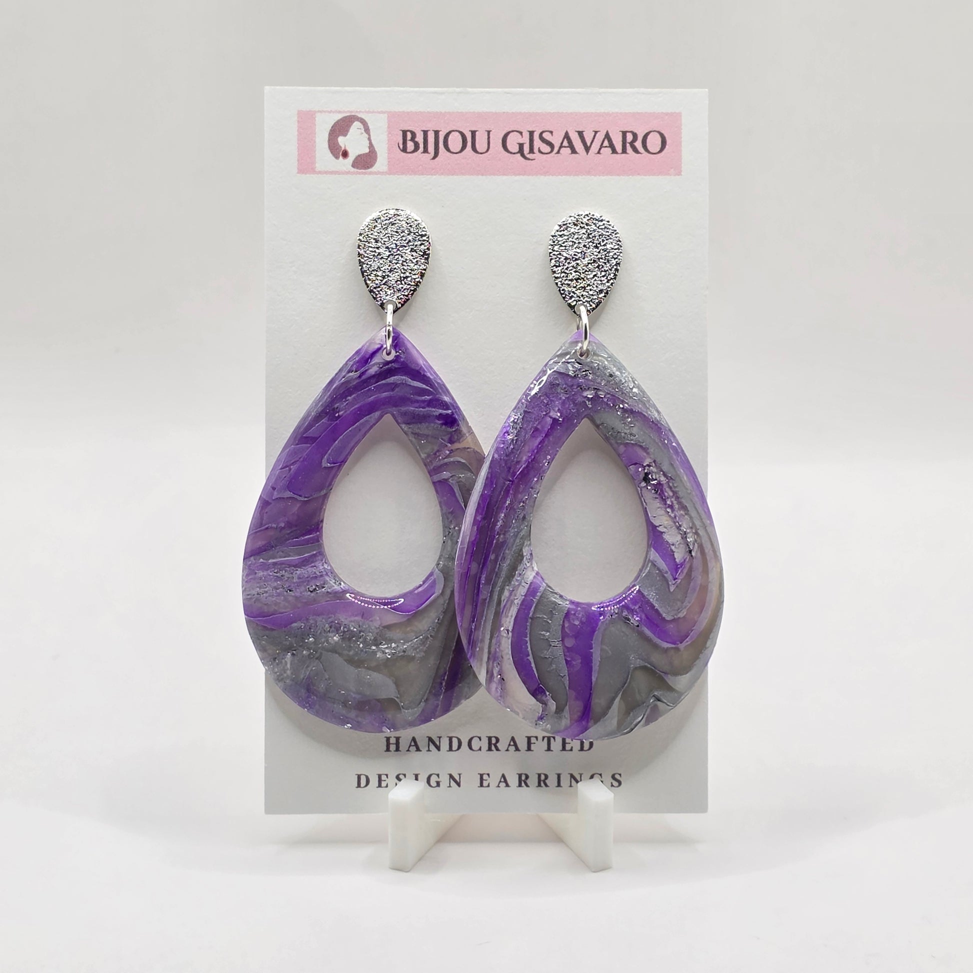 De Amethyst Silver Statement Oorbellen zijn handgemaakte blikvangers met een prachtige combinatie van paars, zilver en grijstinten. Het gemarmerde patroon en de subtiele glinstering geven iedere oorbel een uniek karakter.

De grote open druppelvorm zorgt voor een elegante statement look, terwijl de zilverkleurige steker het ontwerp een moderne en stijlvolle afwerking geeft. Perfect om een eenvoudige outfit nét dat beetje extra te geven.

Details

Handgemaakt
Kleur: paars, zilver & grijs
Gemarmerd design met