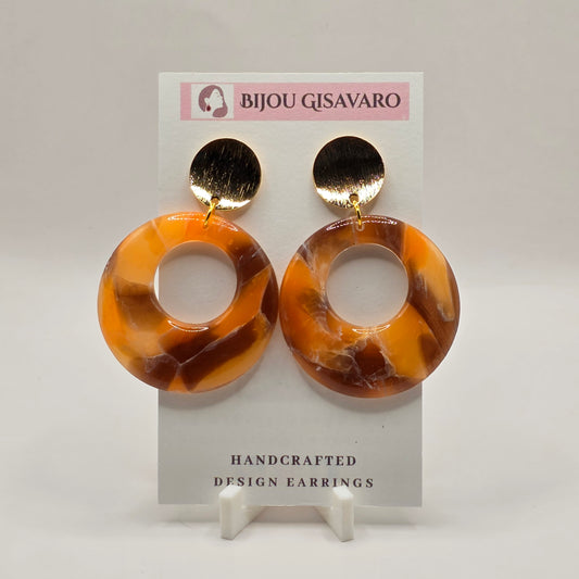 De Caramel Gold Statement Oorbellen zijn handgemaakte oorbellen in een stijlvolle combinatie van karamel, amber, bruin en warme goudtinten. De grote ronde hanger heeft een open midden en een uniek gemarmerd patroon, waardoor ieder paar een eigen uitstraling krijgt.

De goudkleurige ronde steker geeft deze statement oorbellen een luxueuze afwerking. Een opvallend ontwerp dat prachtig combineert met zowel neutrale als warme kleuren.

Details

Handgemaakt
Kleur: karamel, amber, bruin &amp; goud
Goudkleurige ro