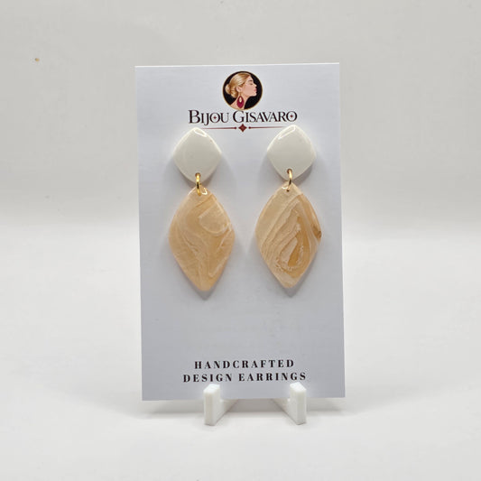 De Statement oorbellen Ivory Champagne zijn handgemaakte oorbellen met een zachte, elegante uitstraling. De combinatie van ivoorwit, champagne, crème en subtiele parelmoerglans geeft het ontwerp een verfijnde en luxueuze look.

De witte bovenkant vormt een mooi contrast met de gemarmerde hanger in warme lichte tinten. Het goudkleurige verbindingsringetje maakt het geheel stijlvol af. Door het handgemaakte patroon is ieder paar uniek.

Details

Handgemaakt
Kleur: ivoorwit, champagne &amp; crème
Subtiele