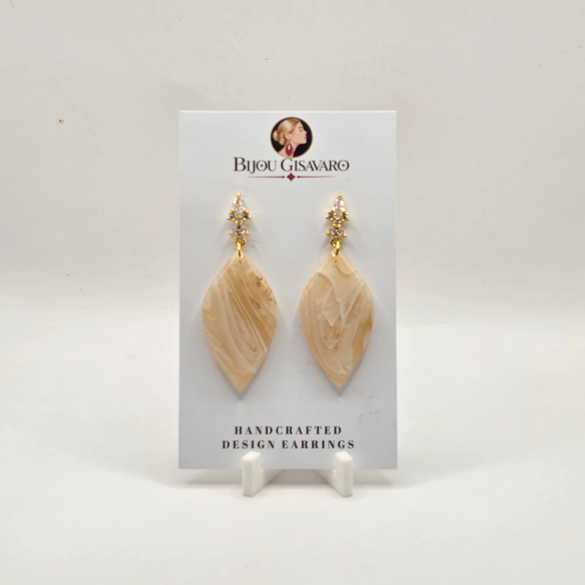 De statement oorbellen Champagne Elegance zijn handgemaakte oorbellen met een elegante en luxueuze uitstraling. De hanger heeft een verfijnde combinatie van champagne, ivoor en crème, afgewerkt met een subtiele glans en een uniek gemarmerd patroon.

De sierlijke goudkleurige steker met fonkelende steentjes geeft deze oorbellen een chique uitstraling. Perfect voor een feestelijke gelegenheid, maar ook stijlvol bij een elegante dagelijkse outfit. Door het handgemaakte karakter is ieder paar uniek.

Detai