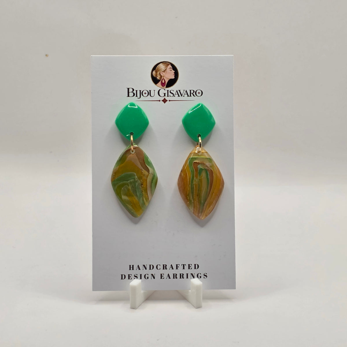 De statement oorbellen Emerald Meadow zijn handgemaakte oorbellen met een frisse, kleurrijke uitstraling. De combinatie van heldergroen, mintgroen, geel en zachte aardetinten zorgt voor een uniek gemarmerd effect.

De glanzende groene bovenkant vormt een mooi geheel met de organisch gevormde hanger. Subtiele goudkleurige details geven het ontwerp een elegante afwerking. Omdat iedere oorbel met de hand wordt gemaakt, is het kleurpatroon van elk paar uniek.

Details

Handgemaakt
Kleur: groen, mintgroen, 