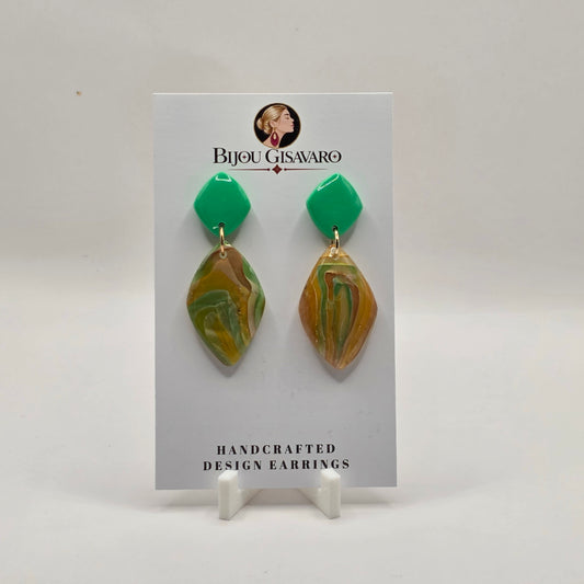 De statement oorbellen Emerald Meadow zijn handgemaakte oorbellen met een frisse, kleurrijke uitstraling. De combinatie van heldergroen, mintgroen, geel en zachte aardetinten zorgt voor een uniek gemarmerd effect.

De glanzende groene bovenkant vormt een mooi geheel met de organisch gevormde hanger. Subtiele goudkleurige details geven het ontwerp een elegante afwerking. Omdat iedere oorbel met de hand wordt gemaakt, is het kleurpatroon van elk paar uniek.

Details

Handgemaakt
Kleur: groen, mintgroen, 