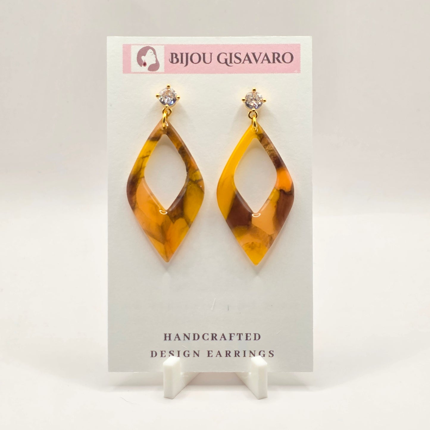 De Golden Honey Drop Statement Oorbellen zijn handgemaakte oorbellen in warme honinggele, amber- en bruintinten. De elegante open druppelvorm en het gemarmerde patroon geven de oorbellen een stijlvolle en unieke uitstraling.

De goudkleurige steker met fonkelend steentje zorgt voor een verfijnde, luxueuze afwerking. Met een gewicht van slechts 1,9 gram per oorbel zijn ze bovendien heerlijk licht om te dragen.

Details

Handgemaakt
Kleur: honinggeel, amber & bruin
Goudkleurige details
Fonkelende steker
Open 