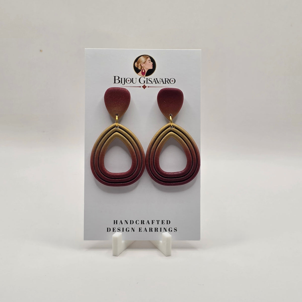 De handgemaakte Burgundy Golden Teardrop hebben een warme en stijlvolle uitstraling in prachtige burgundy- en bordeauxtinten, gecombineerd met zachte goudaccenten.

Het elegante ontwerp met de open druppelvorm en het subtiele kleurverloop maakt deze oorbellen bijzonder en gemakkelijk te combineren. De goudkleurige verbindingsring zorgt voor een verfijnde afwerking. Doordat ze met de hand worden gemaakt, is ieder paar uniek.

Details

Handgemaakt
Kleur: burgundy, bordeaux &amp; goud
Open druppelvorm
Gou