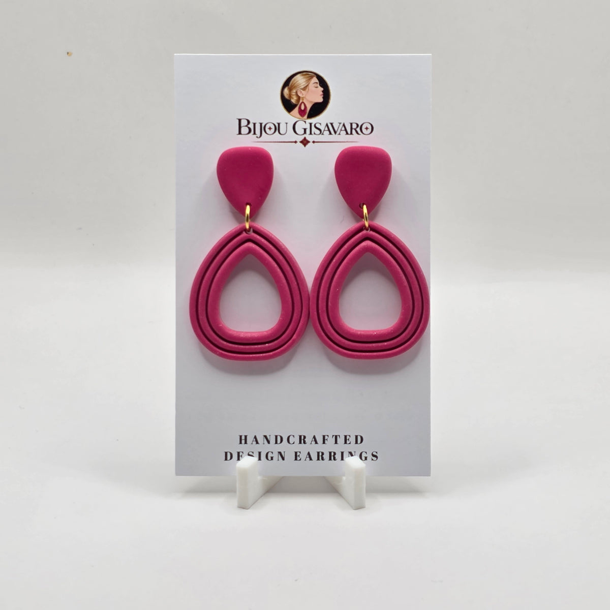 De handgemaakte oorbellen Pink Velvet Drop zijn echte blikvangers in een prachtige warme roze tint. Het gelaagde open druppeldesign geeft de oorbellen een speelse, moderne en elegante uitstraling.

De subtiele goudkleurige verbindingsring vormt een mooie combinatie met het roze. Dankzij het lage gewicht zijn deze handgemaakte oorbellen comfortabel om te dragen.

Details

Handgemaakt
Kleur: roze
Open gelaagde druppelvorm
Goudkleurige details
Lengte: ca. 4,5 cm
Gewicht: ca. 2,5 g per oorbel
Ieder paar is