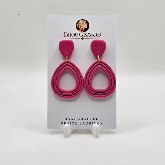 De handgemaakte oorbellen Pink Velvet Drop zijn echte blikvangers in een prachtige warme roze tint. Het gelaagde open druppeldesign geeft de oorbellen een speelse, moderne en elegante uitstraling.

De subtiele goudkleurige verbindingsring vormt een mooie combinatie met het roze. Dankzij het lage gewicht zijn deze handgemaakte oorbellen comfortabel om te dragen.

Details

Handgemaakt
Kleur: roze
Open gelaagde druppelvorm
Goudkleurige details
Lengte: ca. 4,5 cm
Gewicht: ca. 2,5 g per oorbel
Ieder paar is