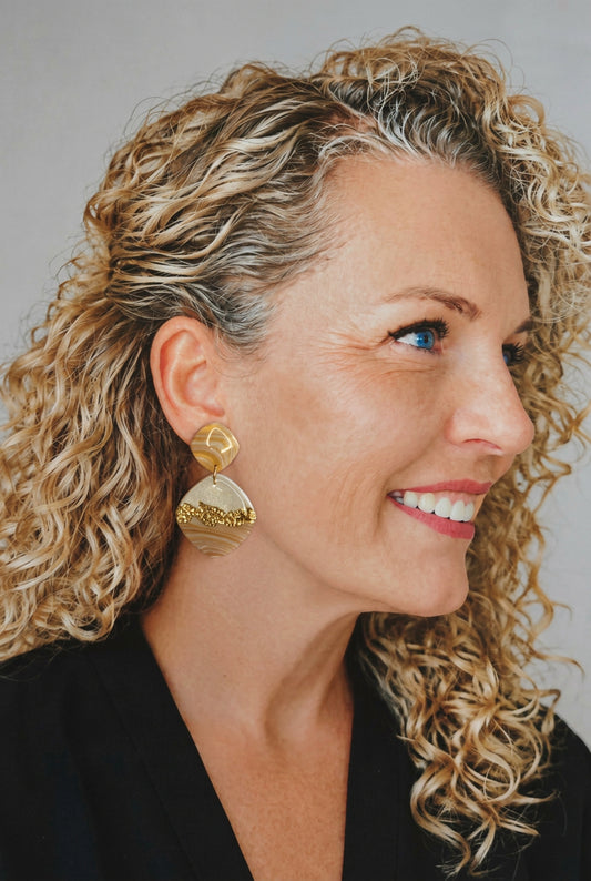 Statement Oorbellen Golden Dune – Goud & Crème