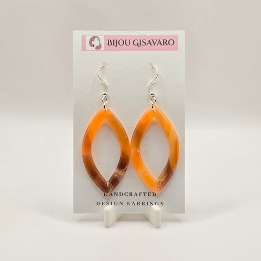 De Orange Amber Drop Statement Oorbellen zijn handgemaakte oorbellen in een levendige combinatie van helder oranje, amber en warme bruintinten. De langwerpige open druppelvorm geeft het ontwerp een elegante en luchtige uitstraling.

Door het gemarmerde kleurverloop is iedere oorbel net iets anders, wat elk paar uniek maakt. Met slechts 1,9 gram per oorbel zijn deze statement oorbellen opvallend groot, maar toch heerlijk licht om te dragen.

Details

Handgemaakt
Kleur: oranje, amber & bruin
Open druppelvorm
