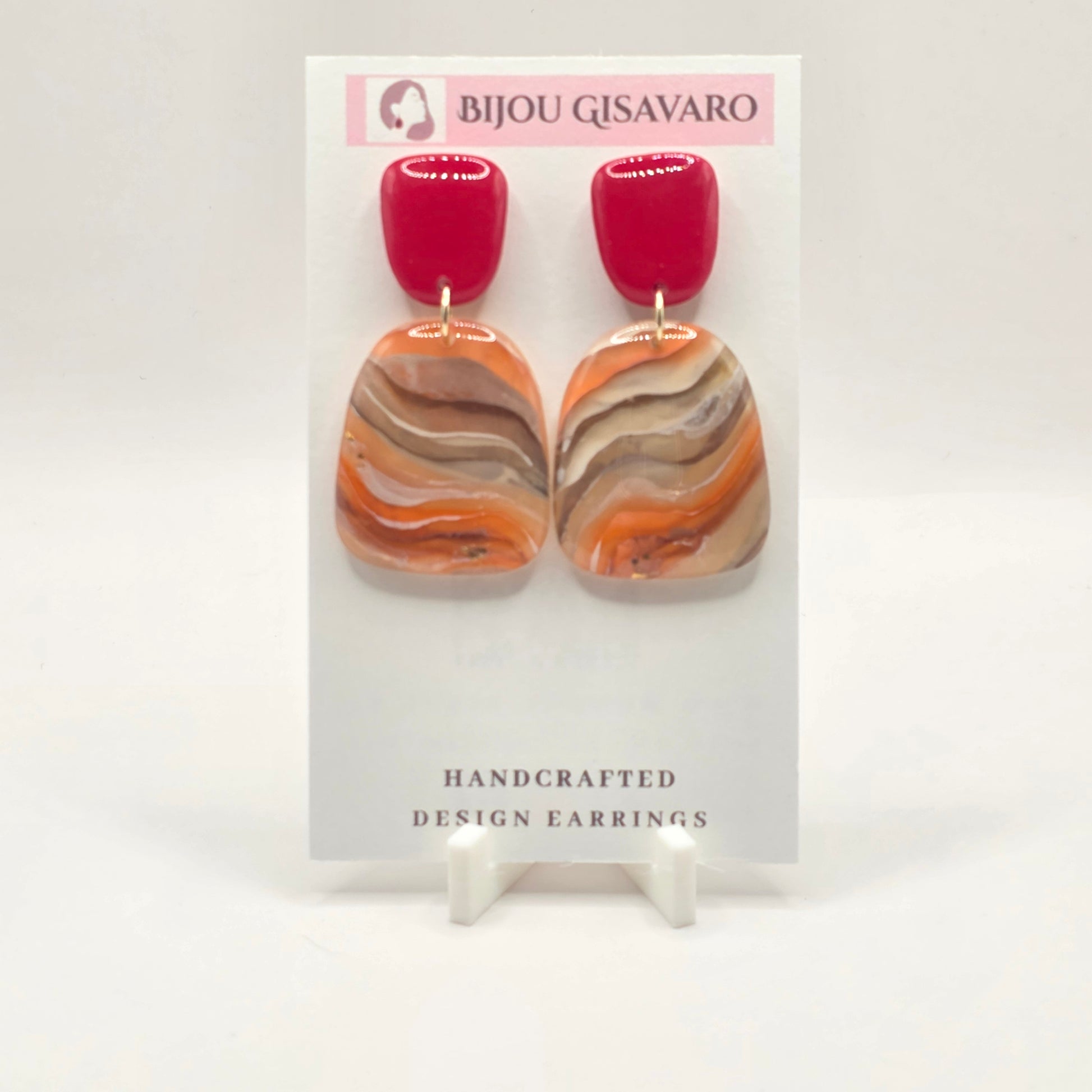 De Ruby Earth Statement Oorbellen zijn handgemaakte oorbellen met een bijzondere combinatie van helderrood, terracotta, beige, bruin en crème. Het onderste element heeft een prachtig gelaagd marmerpatroon dat doet denken aan natuurlijke aardlagen.

De glanzende rode bovenkant geeft het ontwerp een krachtig kleuraccent, terwijl de warme natuurtinten voor een elegante balans zorgen. Door het handgemaakte patroon is ieder paar uniek.

Details

Handgemaakt
Kleur: rood, terracotta, beige, bruin & crème
Gemarmerd