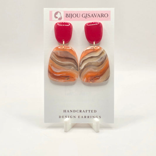 De Ruby Earth Statement Oorbellen zijn handgemaakte oorbellen met een bijzondere combinatie van helderrood, terracotta, beige, bruin en crème. Het onderste element heeft een prachtig gelaagd marmerpatroon dat doet denken aan natuurlijke aardlagen.

De glanzende rode bovenkant geeft het ontwerp een krachtig kleuraccent, terwijl de warme natuurtinten voor een elegante balans zorgen. Door het handgemaakte patroon is ieder paar uniek.

Details

Handgemaakt
Kleur: rood, terracotta, beige, bruin & crème
Gemarmerd
