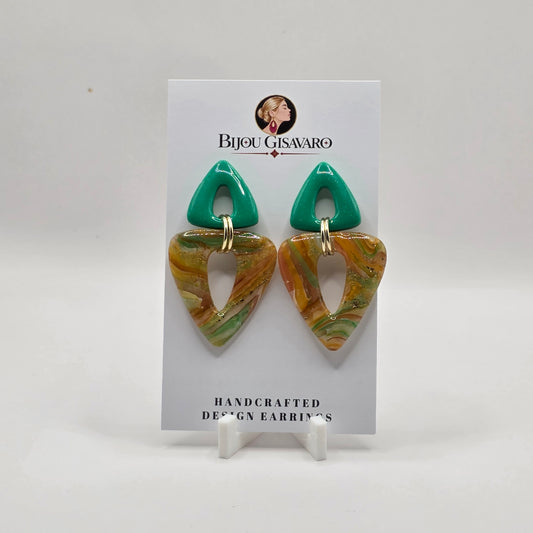 De statement oorbellen Emerald Sunrise zijn handgemaakte oorbellen met een opvallende combinatie van smaragdgroen, geel, zachtgroen en warme ambertonen. Het gemarmerde patroon in de hanger zorgt voor een speels kleurverloop en maakt ieder paar uniek.

De groene bovenkant en de goudkleurige verbindingsringen geven het ontwerp een frisse maar luxueuze uitstraling. Perfect voor wie houdt van kleurrijke statement oorbellen die een outfit onmiddellijk laten opvallen.

Details

Handgemaakt
Kleur: smaragdgroe