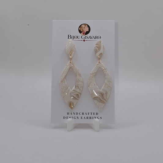 De statement oorbellen Ivory Golden Sparkle zijn handgemaakte oorbellen met een elegante en feestelijke uitstraling. De combinatie van ivoorwit, crème, champagne en subtiele goudaccenten wordt versterkt door een fijne glinstering in het gemarmerde patroon.

De langwerpige open vorm zorgt voor een verfijnde statement look, terwijl de goudkleurige verbindingsring het ontwerp stijlvol afwerkt. Met slechts 2,6 gram per oorbel zijn deze grote oorbellen bovendien verrassend licht om te dragen.

Details

Hand