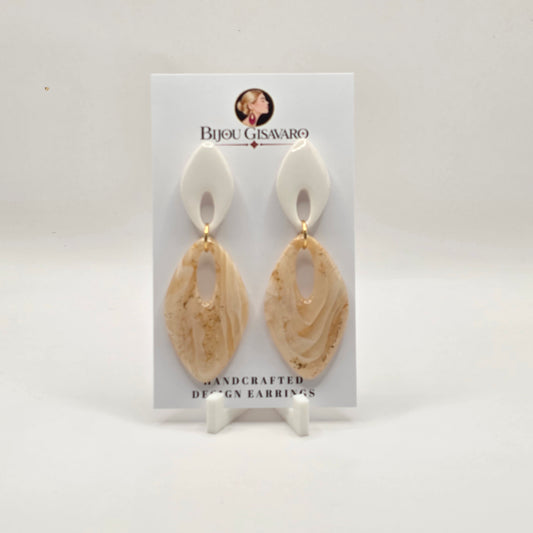 De statement oorbellen Ivory Golden Wave zijn handgemaakte oorbellen met een elegante combinatie van ivoorwit, champagne, crème en zachte goudtinten. Het gemarmerde patroon in de hanger zorgt voor een verfijnd kleurverloop en maakt iedere oorbel uniek.

De witte open bovenkant en de langwerpige hanger vormen samen een stijlvol, luchtig ontwerp. De goudkleurige verbindingsringen zorgen voor een luxueuze afwerking. Ondanks hun opvallende lengte wegen deze oorbellen slechts 3,7 gram per oorbel.

Details

Handg